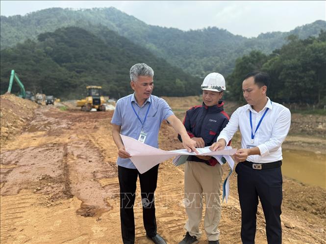 Từ việc xử lý nhanh các thủ tục hành chính đến tháo gỡ khó khăn ngay tại công trường, chính quyền cơ sở được trao nhiều quyền chủ động hơn, góp phần đẩy nhanh tiến độ dự án, cải thiện môi trường đầu tư và khơi thông các nguồn lực phát triển.  Ảnh: Quốc Lũy - TTXVN