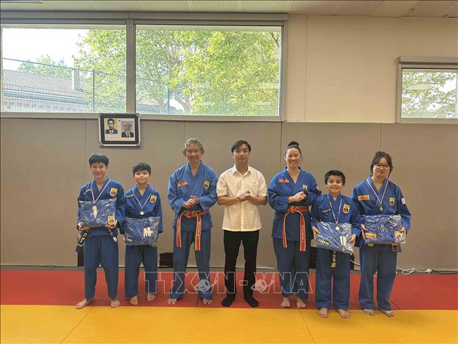Chủ tịch CLB Thăng Long Thủy Tiên (thứ ba từ phải sang) cùng cha của mình (thứ ba từ trái qua) và đại diện TTVH Việt Nam tại Pháp, trao thưởng cho học viên có thành tích cao của CLB. Ảnh: Ngọc Hiệp - PV TTXVN tại Pháp