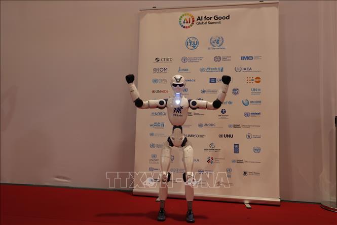 Mẫu robot của công ty RB Labs có khả năng di chuyển và trao đổi thông tin. Ảnh: Anh Hiển - PV TTXVN tại Thụy Sĩ 
