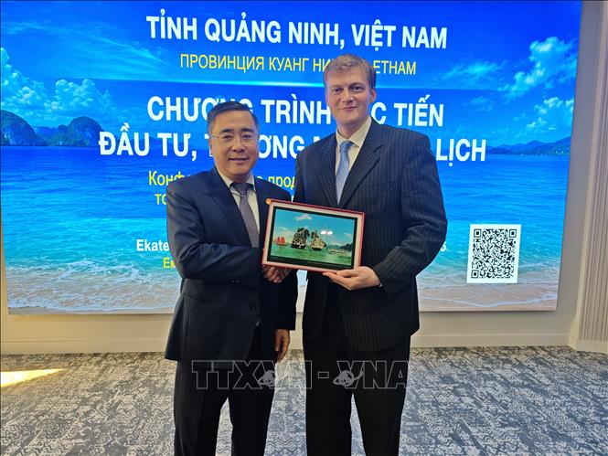 Uỷ viên Thường vụ Tỉnh uỷ, Phó Chủ tịch Thường trực Uỷ ban MTTQ Việt Nam tỉnh Quảng Ninh Nguyễn Chí Thành (trái) tặng tranh biểu tượng Vịnh Hạ Long cho lãnh đạo phụ trách Quan hệ Quốc tế và Kinh tế Đối ngoại của tỉnh Sverdlovsk Ilya Skidin. Ảnh: Tâm Hằng - PV TTXVN tại LB Nga
