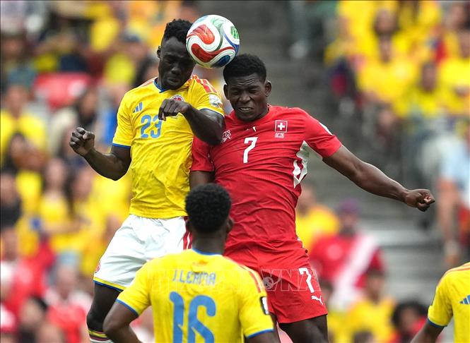 Pha không chiến giữa cầu thủ Breel Embolo của Thụy Sĩ và Davinson Sanchez của Colombia. Ảnh: THX/TTXVN phát