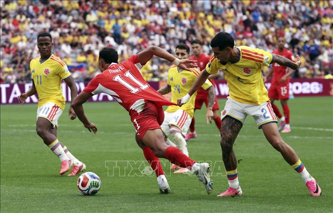 Pha tranh bóng giữa cầu thủ Daniel Munoz (phải) của Colombia và Dan Ndoye của Thụy Sĩ. Ảnh: THX/TTXVN phát