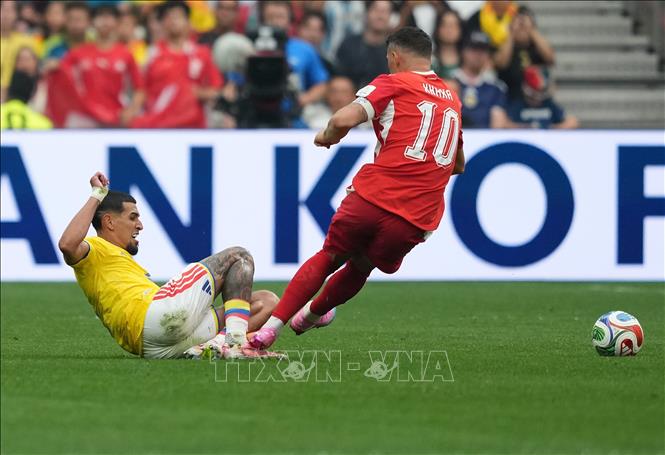 Pha tranh bóng giữa cầu thủ Daniel Munoz (trái) của Colombia và Granit Xhaka của Thụy Sĩ. Ảnh: THX/TTXVN phát