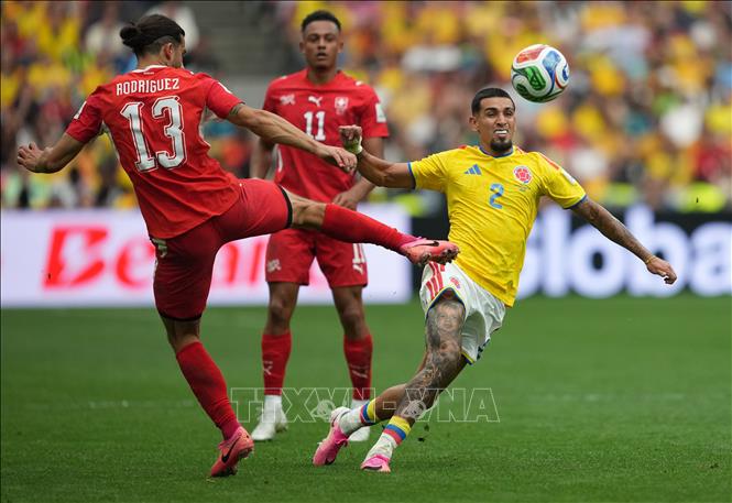 Pha tranh bóng giữa cầu thủ Daniel Munoz (phải) của Colombia và Ricardo Rodriguez của Thụy Sĩ. Ảnh: THX/TTXVN phát