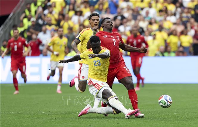 Cầu thủ Davinson Sanchez đội tuyển Colombia nỗ lực kiểm soát bóng trước sự áp sát của Breel Embolo đội tuyển Thụy Sĩ. Ảnh: THX/TTXVN phát