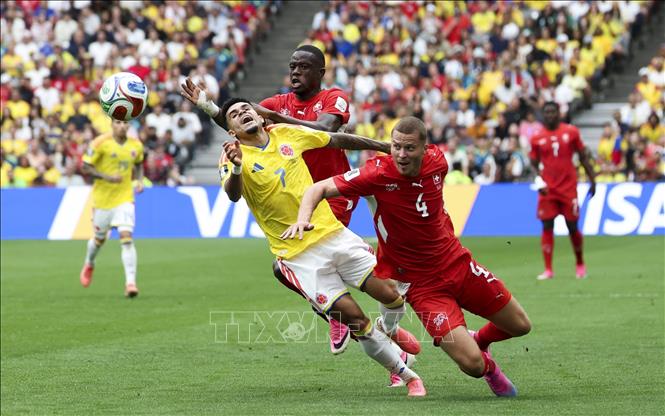 Cầu thủ Luis Diaz (trái) của Colombia nỗ lực kiểm soát bóng trong vòng vây của các cầu thủ Thụy Sĩ. Ảnh: THX/TTXVN phát
