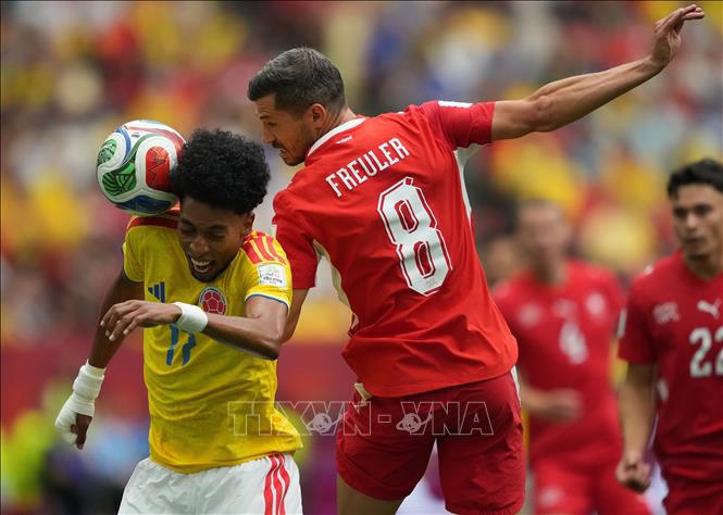 Pha không chiến giữa Remo Freuler (phải) đội tuyển Thụy Sĩ và Johan Mojica đội tuyển Colombia. Ảnh: THX/TTXVN phát