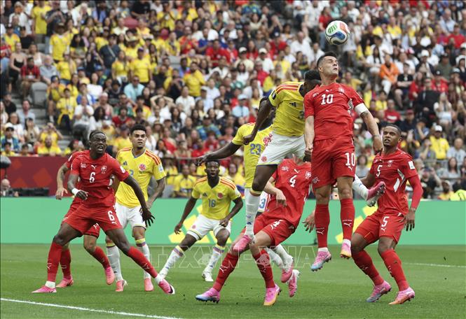 Pha không chiến giữa Granit Xhaka đội tuyển Thụy Sĩ và Jhon Lucumi đội tuyển Colombia. Ảnh: THX/TTXVN phát