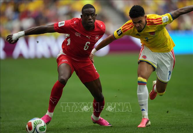 Pha tranh bóng giữa Denis Zakaria (trái) đội tuyển Thụy Sĩ và Luis Diaz đội tuyển Colombia. Ảnh: THX/TTXVN phát