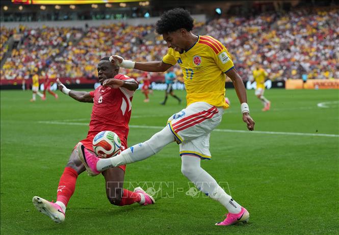 Pha tranh bóng giữa Denis Zakaria (trái) đội tuyển Thụy Sĩ và Johan Mojica đội tuyển Colombia. Ảnh: THX/TTXVN phát