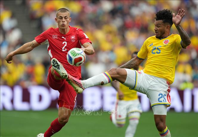 Cầu thủ Luis Suarez (phải) của Colombia tranh chấp bóng với Miro Muheim của Thụy Sĩ. Ảnh: THX/TTXVN phát