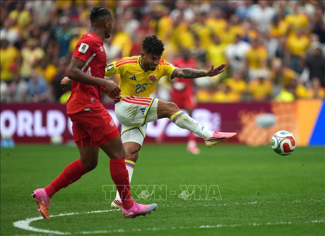 Cầu thủ Luis Suarez (phải) của Colombia nỗ lực kiểm soát bóng trước sự áp sát của cầu thủ Thụy Sĩ. Ảnh: THX/TTXVN phát