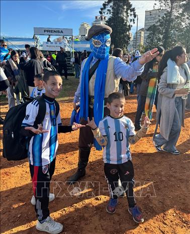 Các cổ động viên nhí Argentina. Ảnh: Diệu Hương, phóng viên TTXVN tại Nam Mỹ