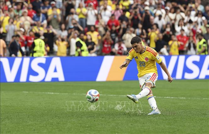 Cầu thủ Juan Fernando Quintero đội Colombia hạ gục thủ thành Thụy Sĩ Kobel ở lượt sút luân lưu đầu tiên. Ảnh: THX/TTXVN phát