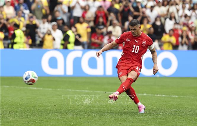 Thủ thành Colombia Vargas không cản được cú sút của Granit Xhaka (ảnh) bên phía Thụy Sĩ ở lượt sút luân lưu đầu tiên. Ảnh: THX/TTXVN phát