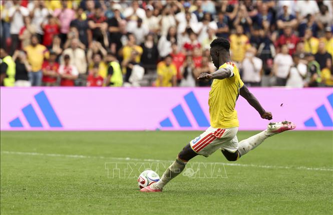 Cầu thủ Davinson Sanchez của Colombia đưa bóng dội xà ngang ở lượt sút luân lưu thứ hai. Ảnh: THX/TTXVN phát