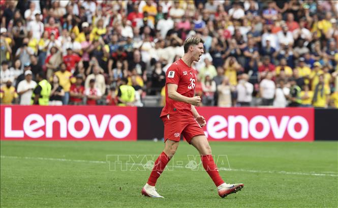 Cedric Itten của Thụy Sĩ thành công đánh lừa thủ thành Vargas và sút bóng vào lưới đội tuyển Colombia ở lượt sút luân lưu thứ tư. Ảnh: THX/TTXVN phát