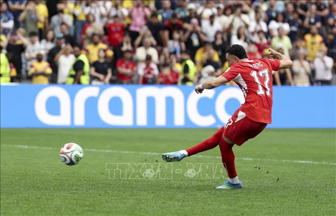 Cầu thủ Ruben Vargas của Thụy Sĩ hạ gục thủ thành Colombia ở lượt sút luân lưu thứ năm. Ảnh: THX/TTXVN phát