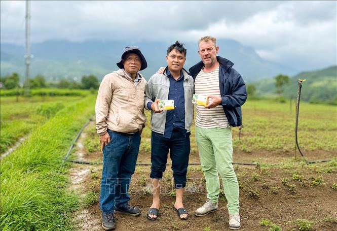 Expert Harro Boekhold is impressed by the friendliness and openness of Khe Sanh's local people, who are always ready to take visitors on farm tours and share stories about coffee farming. VNA/Photo by courtesy