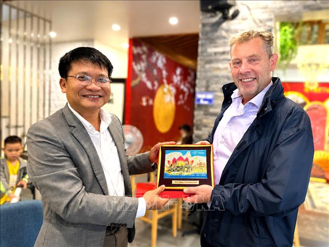Expert Harro Boekhold is honoured by local authorities for his contributions to the development of tourism in Khe Sanh and Quang Tri province. VNA/Photo by courtesy