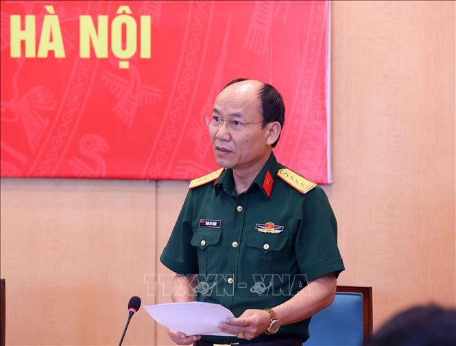 Đại tá Đoàn Chí Thắng, Phó Chủ nhiệm Chính trị Bộ Tư lệnh Thủ đô Hà Nội phát biểu tại hội nghị. Ảnh: Văn Điệp -–TTXVN