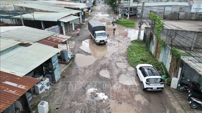 Dù thời tiết không mưa nhưng đường Nguyễn Thái Học (phường Trảng Dài, thành phố Đồng Nai) vẫn đọng nhiều ổ gà, ổ voi gây nguy hiểm cho người tham gia giao thông. Ảnh: Lê Xuân-TTXVN