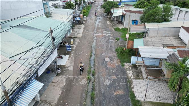 Dọc tuyến được Nguyễn Thái Học (phường Trảng Dài, thành phố Đồng Nai) dài gần 2 km xuống cấp trầm trọng gây nguy hiểm cho người tham gia giao thông. Ảnh: Lê Xuân - TTXVN
