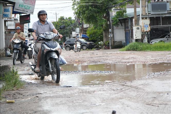 Dù trời không mưa nhưng đường Nguyễn Thái Học (phường Trảng Dài, thành phố Đồng Nai) vẫn có nhiều ổ gà, ổ voi gây nguy hiểm cho người tham gia giao thông. Ảnh: Lê Xuân-TTXVN