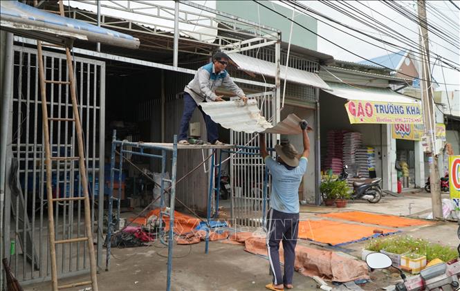 Người dân đồng thuận tự nguyện tháo dỡ công trình nhà ở thuộc phạm vi mở rộng được để bàn giao mặt bằng cho đơn vị thi công. Ảnh: Lê Xuân - TTXVN