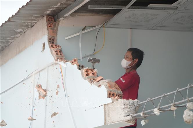 Người dân phường Trảng Dài, thành phố Đồng Nai tự nguyện tháo dỡ các công trình nhà ở trong phạm vi mở rộng đường Nguyễn Thái Học. Ảnh: Lê Xuân - TTXVN