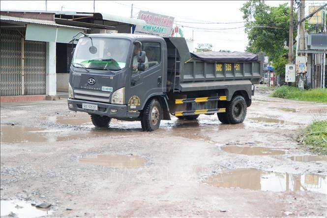 Đường Nguyễn Thái Học (phường Trảng Dài, thành phố Đồng Nai) có nhiều ổ gà, ổ voi khiến các phương tiện lớn di chuyển cũng gặp nhiều khó khăn. Ảnh: Lê Xuân - TTXVN