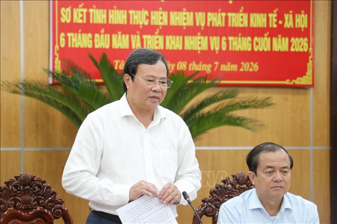 Chủ tịch UBND tỉnh Tây Ninh Lê Văn Hẳn phát biểu chỉ đạo tại Hội nghị sơ kết tình hình phát triển kinh tế - xã hội 6 tháng đầu năm và triển khai nhiệm vụ 6 tháng cuối năm 2026. Ảnh: Bùi Giang - TTXVN