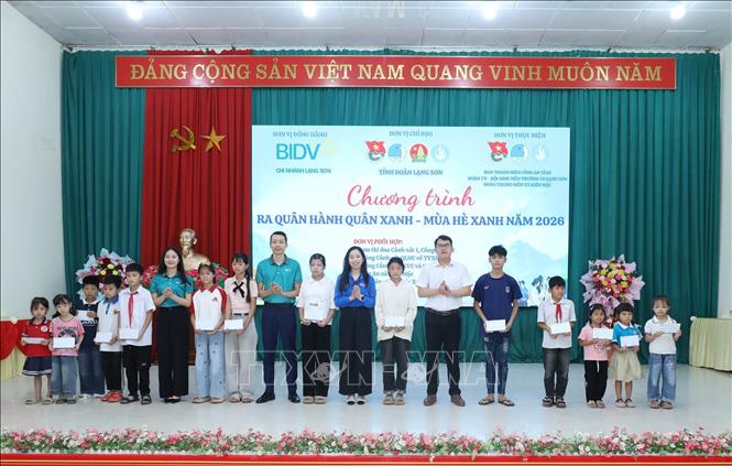 Đại diện các đơn vị trao quà cho học sinh có hoàn cảnh khó khăn trên địa bàn xã Kiên Mộc tại Chương trình. Ảnh: Anh Tuấn – TTXVN