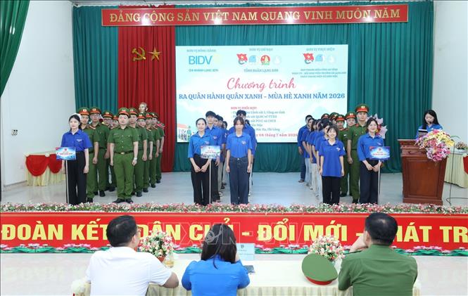 Ra mắt 3 đội hình thanh niên tình nguyện nòng cốt: Hành quân xanh, Mùa hè xanh, Mùa hè số cùng VneID thực hiện các nhiệm vụ trên địa bàn tại Chương trình. Ảnh: Anh Tuấn – TTXVN