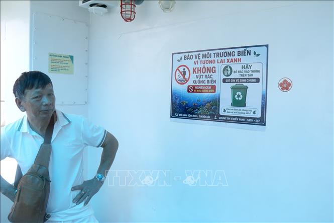 Trên những chuyến tàu cao tốc Phan Thiết – Phú Quý luôn có thông điệp kêu gọi người dân và du khách bảo vệ môi trường, không sử dụng rác thải nhựa. Ảnh: Nguyễn Thanh - TTXVN 