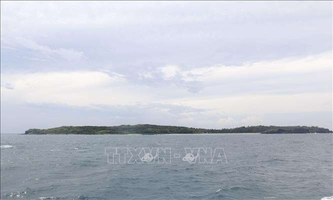 Đảo Hòn Tranh cách đặc khu Phú Quý (Lâm Đồng) khoảng 1,5km với nét hoang sơ, biển đẹp và sạch là điều kiện thuận lợi hướng đến mục tiêu trở thành điểm đến tiêu biểu về du lịch xanh. Ảnh: Nguyễn Thanh - TTXVN 