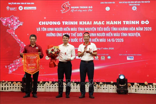Đại diện Trung ương Hội Chữ thập đỏ Việt Nam trao biểu trưng của Ban Tổ chức Hành trình Đỏ TW. Ảnh: Đặng Tuấn - TTXVN