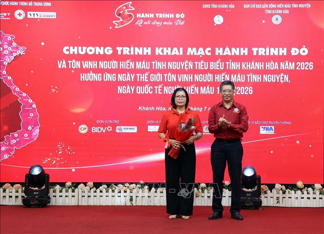 Lãnh đạo Ban Chỉ đạo quốc gia vận động hiến máu tình nguyện trao Khánh Bạc và Phù hiệu 70 lần hiến máu cho bà Trần Thị Mai. Ảnh: Đặng Tuấn - TTXVN