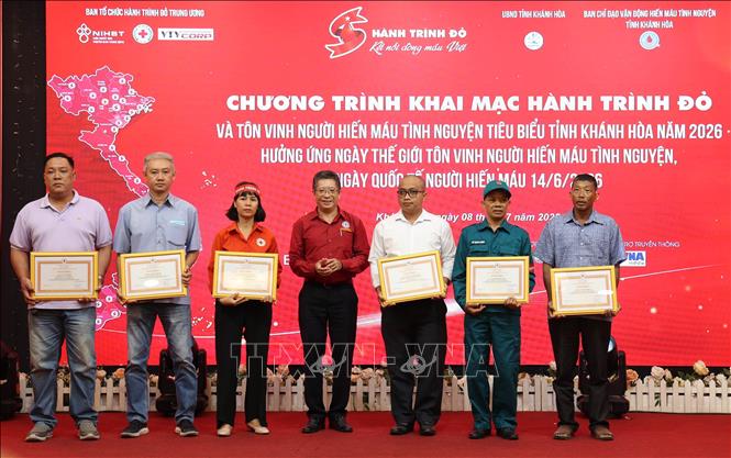 Trao Bằng khen của Trung ương Hội Chữ thập đỏ Việt Nam, Giấy khen của Ban Chỉ đạo vận động hiến máu tình nguyện tỉnh Khánh Hòa cho 7 gia đình có truyền thống hiến máu. Ảnh: Đặng Tuấn - TTXVN