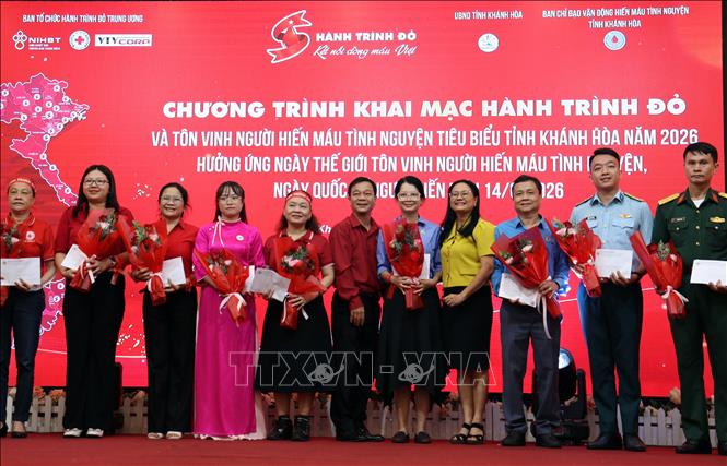 Trao Khánh Đồng và Phù hiệu cho các cá nhân có thành tích từ 50 lần hiến máu trở lên. Ảnh: Đặng Tuấn - TTXVN