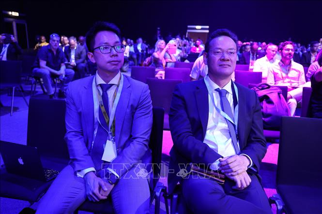 Trưởng Phái đoàn thường trực Việt Nam tại Geneva Đại sứ Mai Phan Dũng (bên phải) tham dự sự kiện. Ảnh: Anh Hiển - PV TTXVN tại Thụy Sĩ 