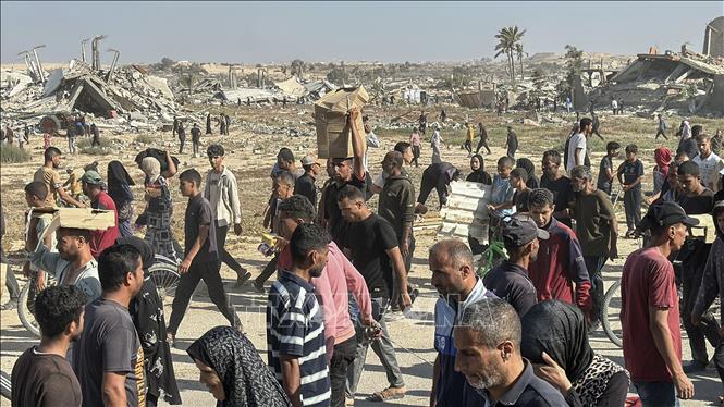 Người dân nhận hàng cứu trợ tại trung tâm phân phối ở Rafah, Dải Gaza. Ảnh: THX/TTXVN phát