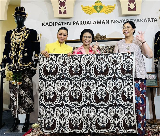 Nghệ nhân Gusti Putri Paku Alam (giữa) giới thiệu hoa văn batik đặc trưng của vùng Pakualaman. Ảnh: Đỗ Quyên – PV TTXVN tại Indonesia