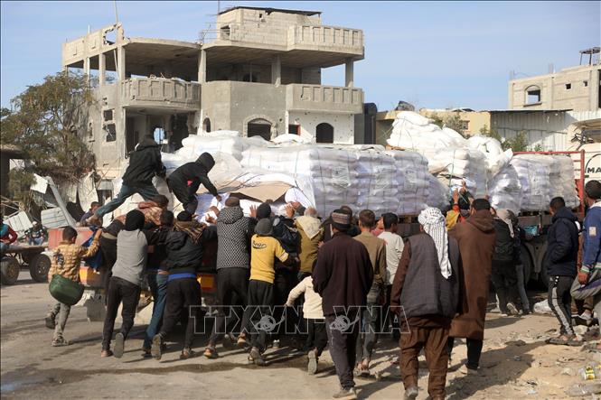 Xe tải chở hàng cứu trợ tại Rafah, Dải Gaza. Ảnh: THX/TTXVN phát