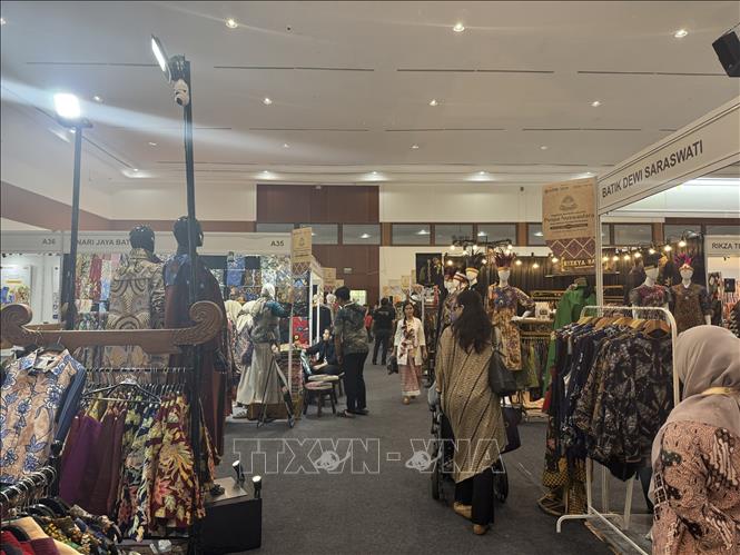 Nhiều địa phương trên cả nước đã giới thiệu các dòng batik tiêu biểu. Ảnh: Đỗ Quyên – PV TTXVN tại Indonesia