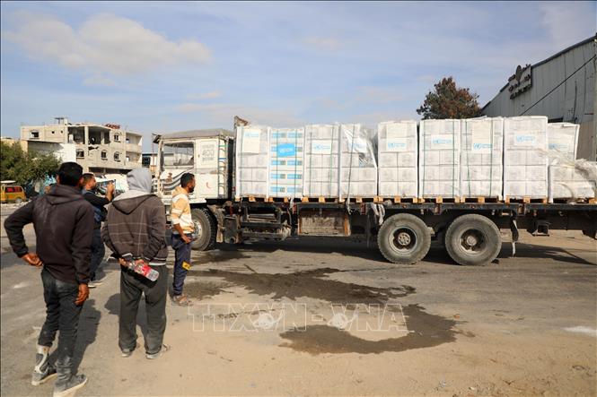 Xe tải chở hàng cứu trợ tại Rafah, Dải Gaza. Ảnh: THX/TTXVN phát