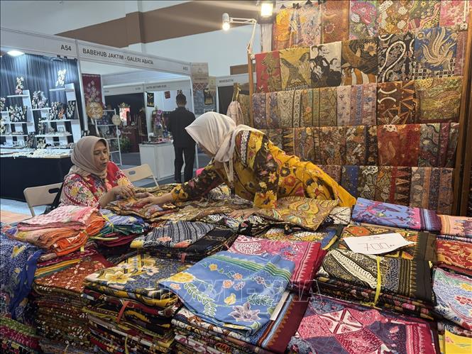 Batik vẽ tay với màu sắc tươi sáng của vùng Pekalongan (Trung Java) Ảnh: Đỗ Quyên – PV TTXVN tại Indonesia