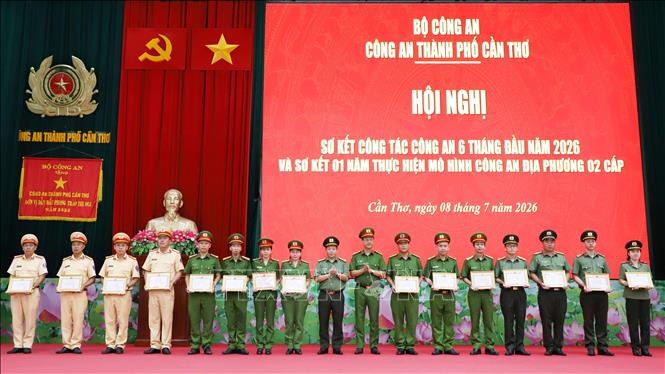 Trao Giấy khen của Công an thành phố cho các cá nhân có thành tích trong tham mưu, tổ chức triển khai thực hiện sắp xếp đơn vị hành chính các cấp trong Công an thành phố. Ảnh: TTXVN phát