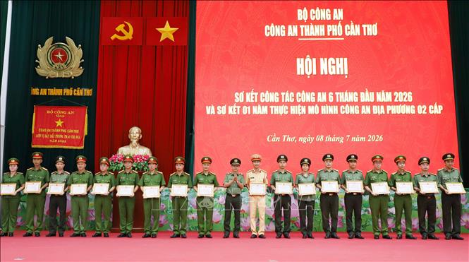 Thiếu tướng Huỳnh Việt Hòa, Giám đốc Công an thành phố Cần Thơ trao Giấy khen cho các tập thể có thành tích trong tham mưu, tổ chức triển khai thực hiện sắp xếp đơn vị hành chính các cấp trong Công an thành phố. Ảnh: TTXVN phát