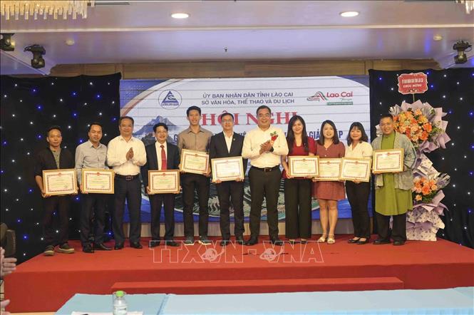 Khen thưởng các tập thể, cá nhân có nhiều đóng góp cho du lịch Lào Cai. Ảnh: TTXVN phát
